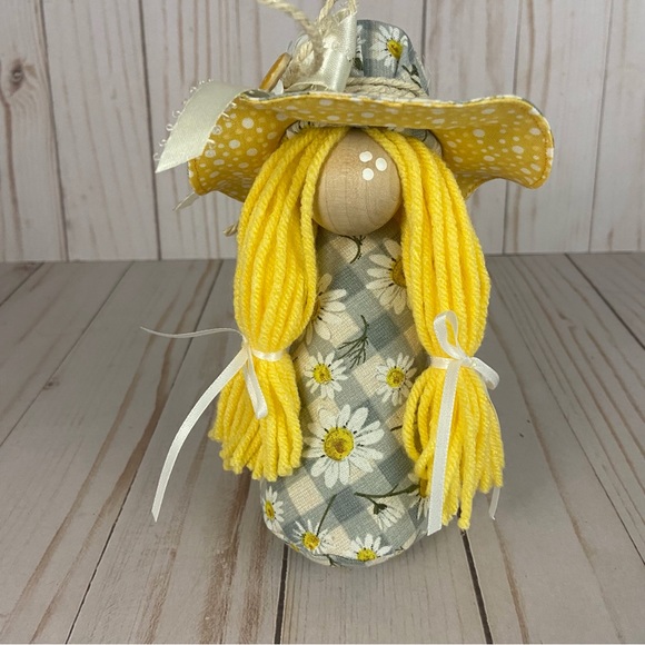 🚫SOLD🚫Spring Gnome Girl Yellow Daisy Shelf Sitter Tiered Tray Decor Easter - Picture 3 of 13